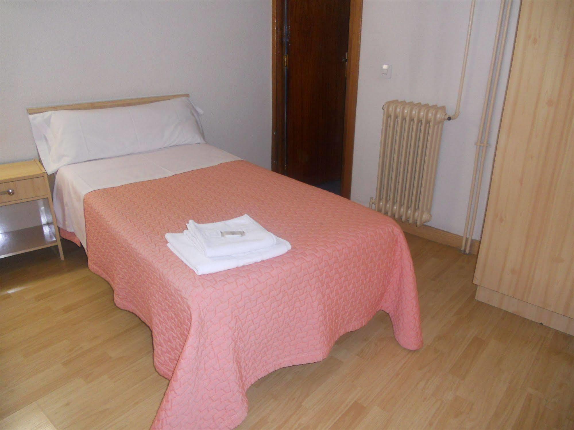 Hostal Olga Madrid Exterior photo