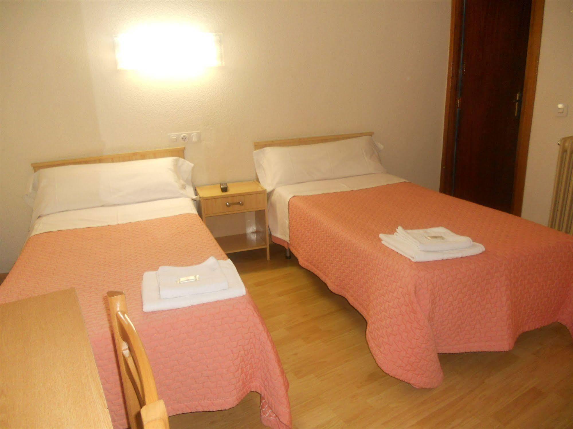 Hostal Olga Madrid Exterior photo
