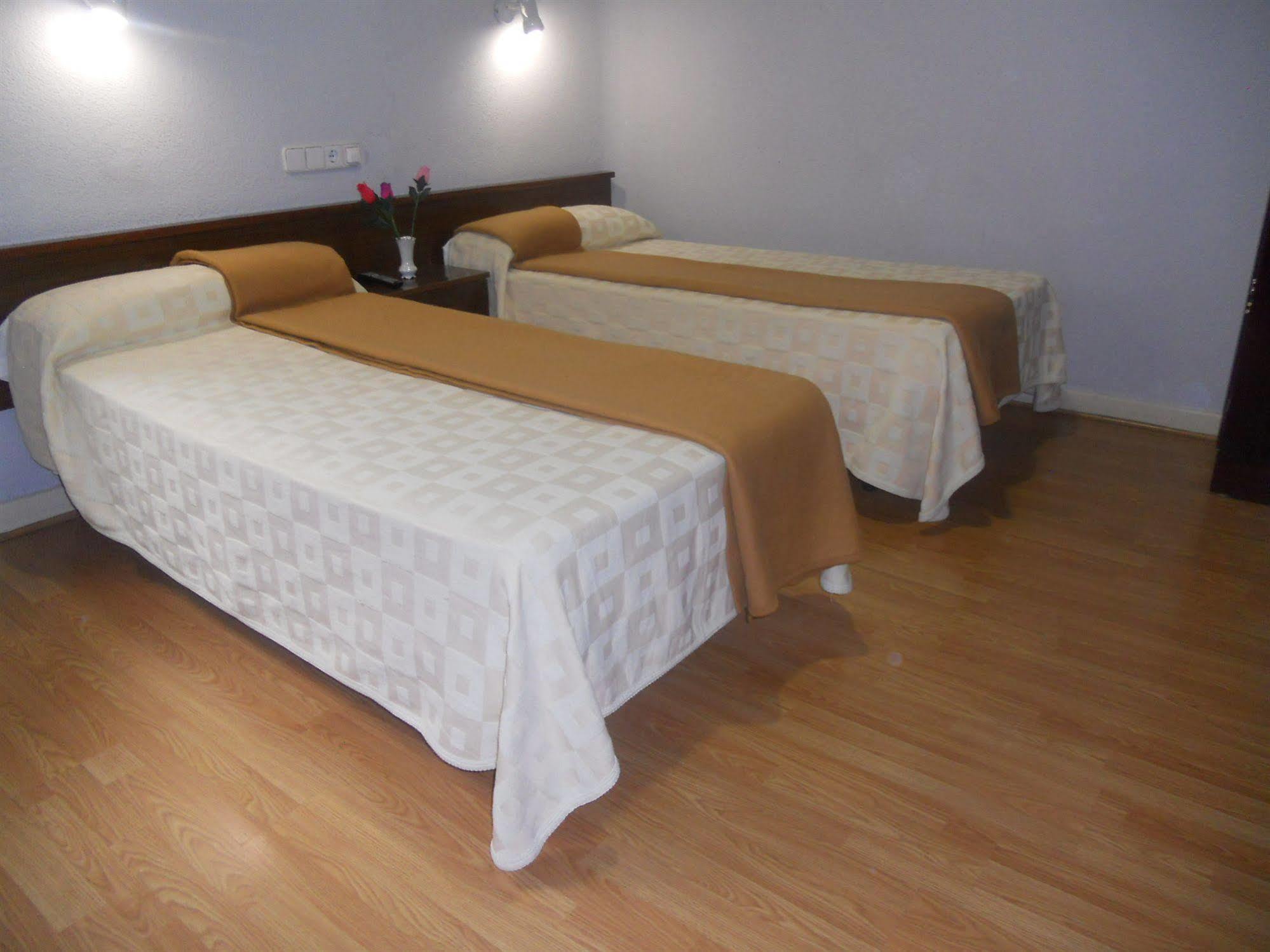 Hostal Olga Madrid Exterior photo