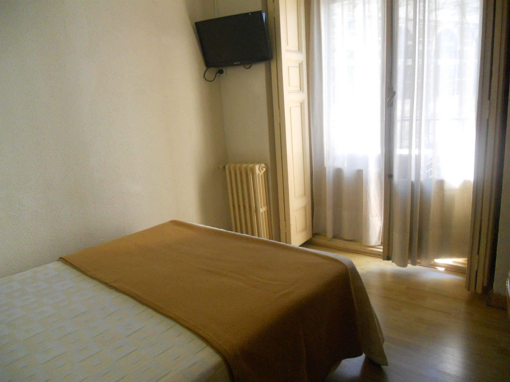 Hostal Olga Madrid Exterior photo
