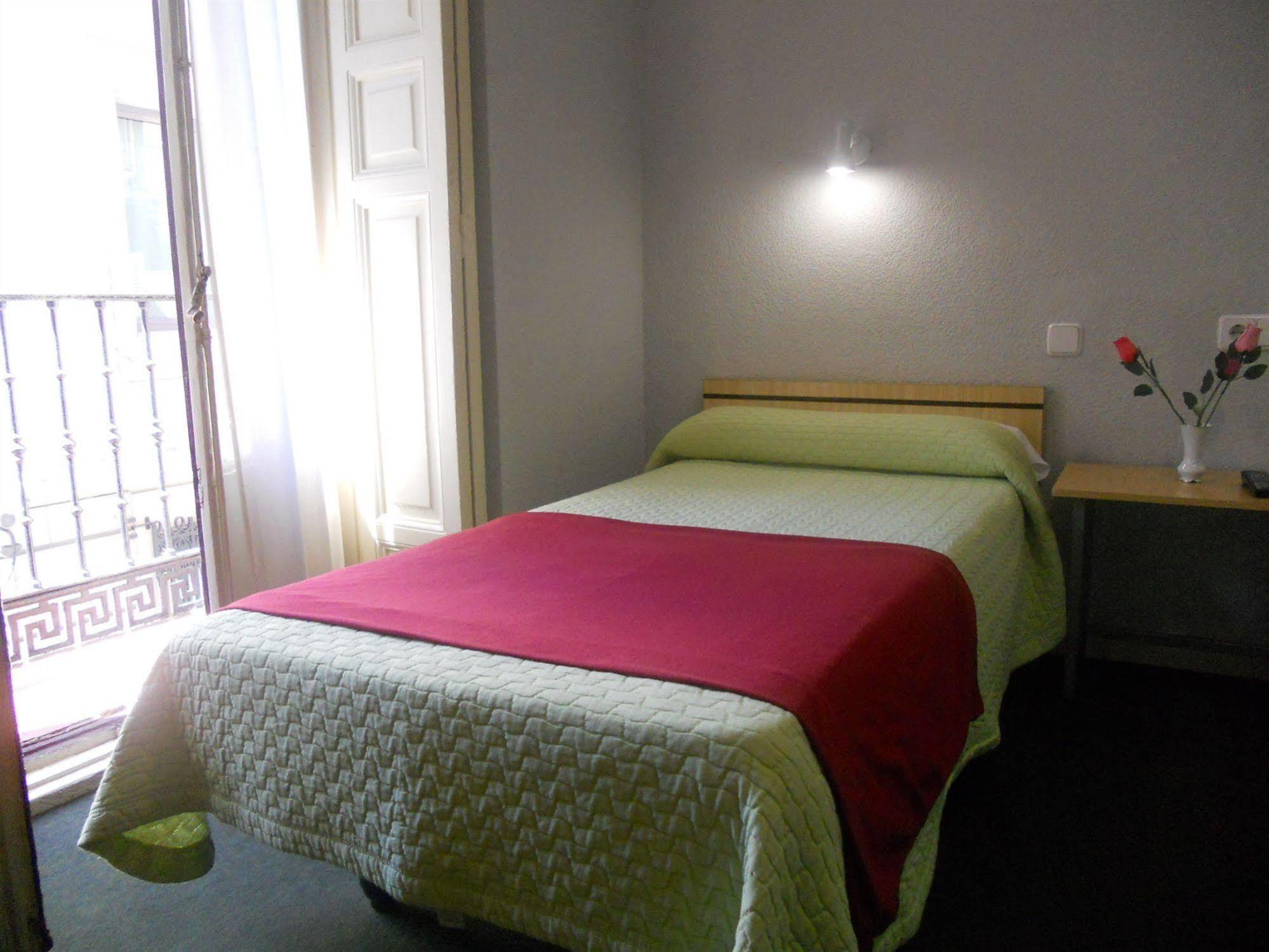 Hostal Olga Madrid Exterior photo