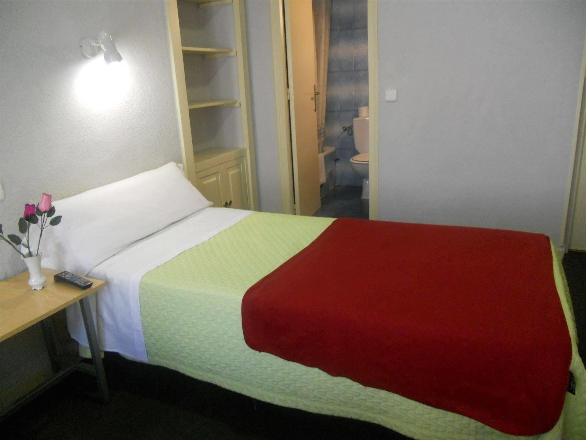 Hostal Olga Madrid Exterior photo