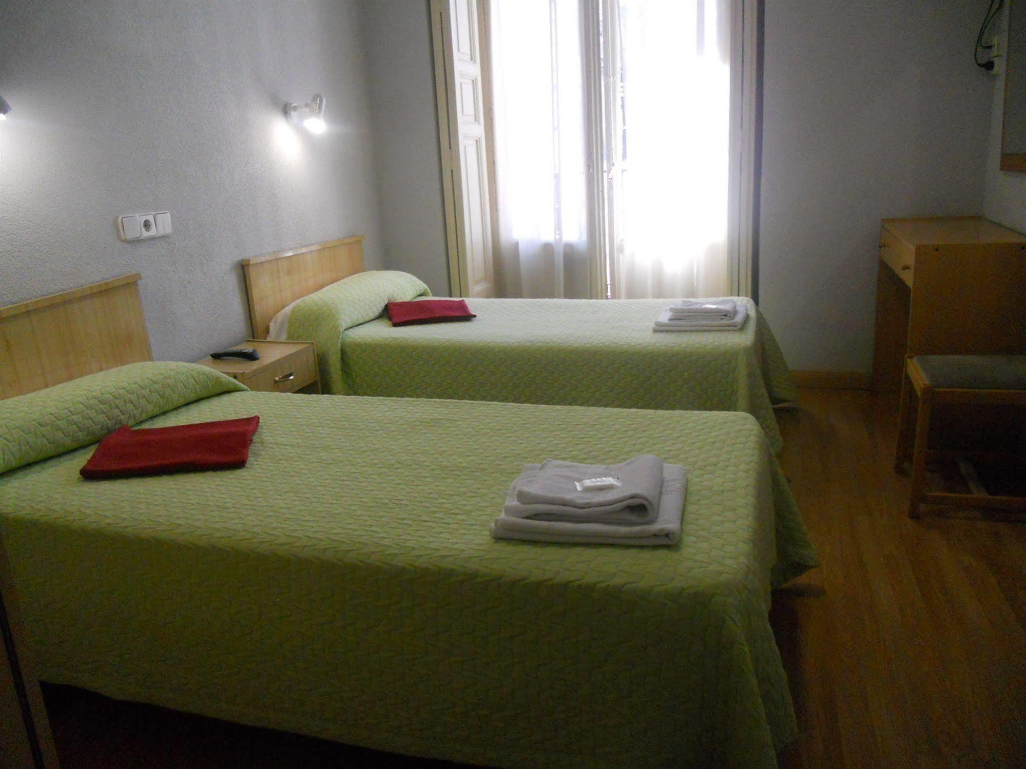 Hostal Olga Madrid Exterior photo
