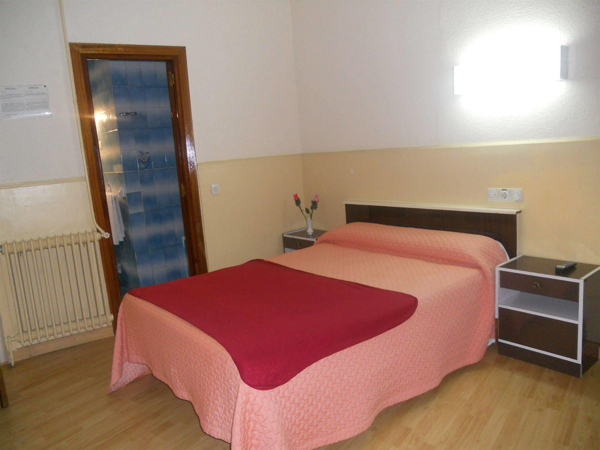 Hostal Olga Madrid Exterior photo