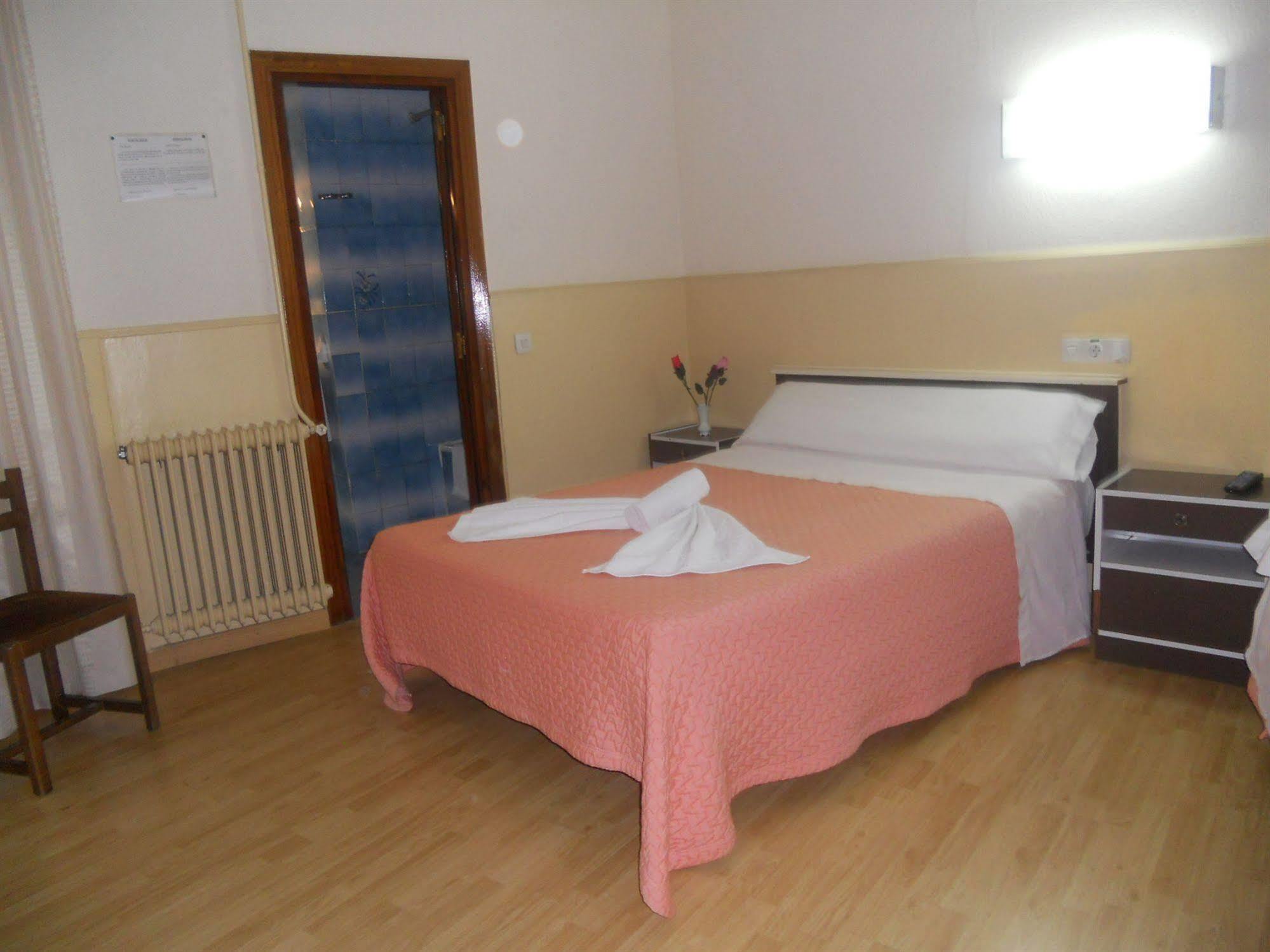 Hostal Olga Madrid Exterior photo