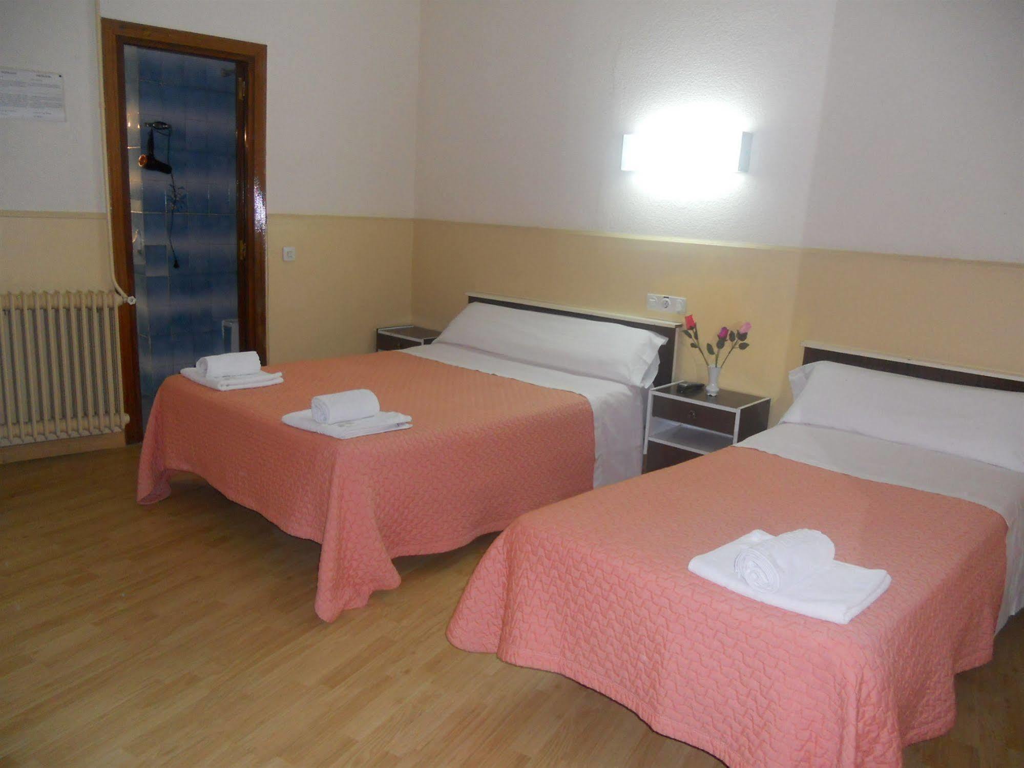 Hostal Olga Madrid Exterior photo