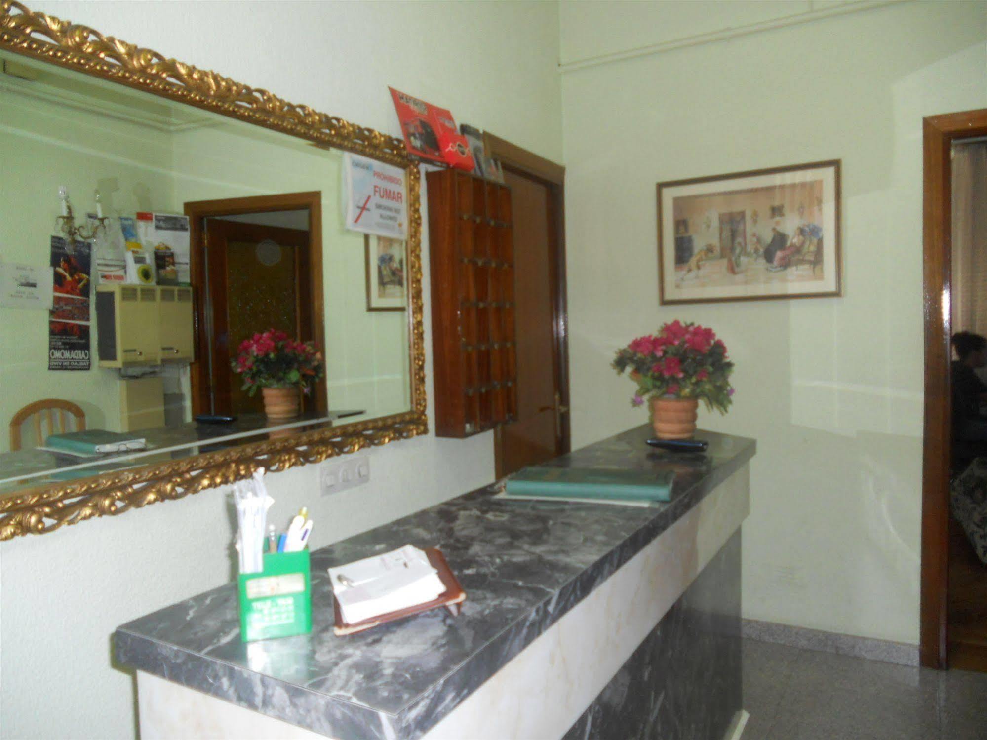 Hostal Olga Madrid Exterior photo